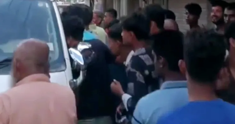 কিশোরগঞ্জে সিনেমা স্টাইলে বরের গাড়ি থামিয়ে নববধু ছিনতাই , এলাকায় চাঞ্চল্যের সৃষ্টি