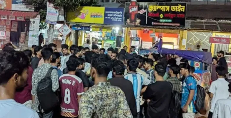 কুবিতে বাসের সিটে বসা নিয়ে জুনিয়রকে থাপ্পড়ের অভিযোগ, প্রক্টর অফিসে সমঝোতা