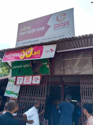 রুহিয়ায় অতিরিক্ত সার মজুদের দায়ে মেসার্স হবিবর ট্রেডার্সকে জরিমানা ও সার বিতরণ